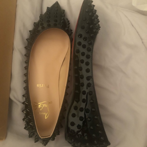 Turn heads stepping out in your new Christian Louboutin Pigalle black flats. - Picture 5 of 11
